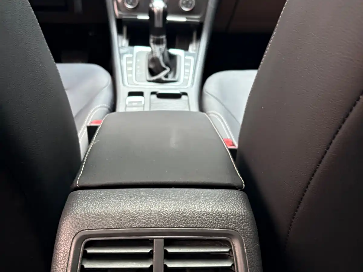 Volkswagen Golf 2017 230TSI Auto Comfort Millionth Anniversary Edition фото 9
