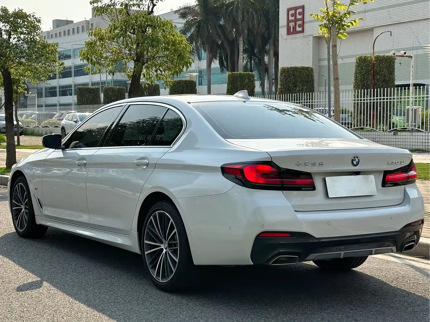 BMW 5 Series 2023 530Li Leading M Sport Package фото 16