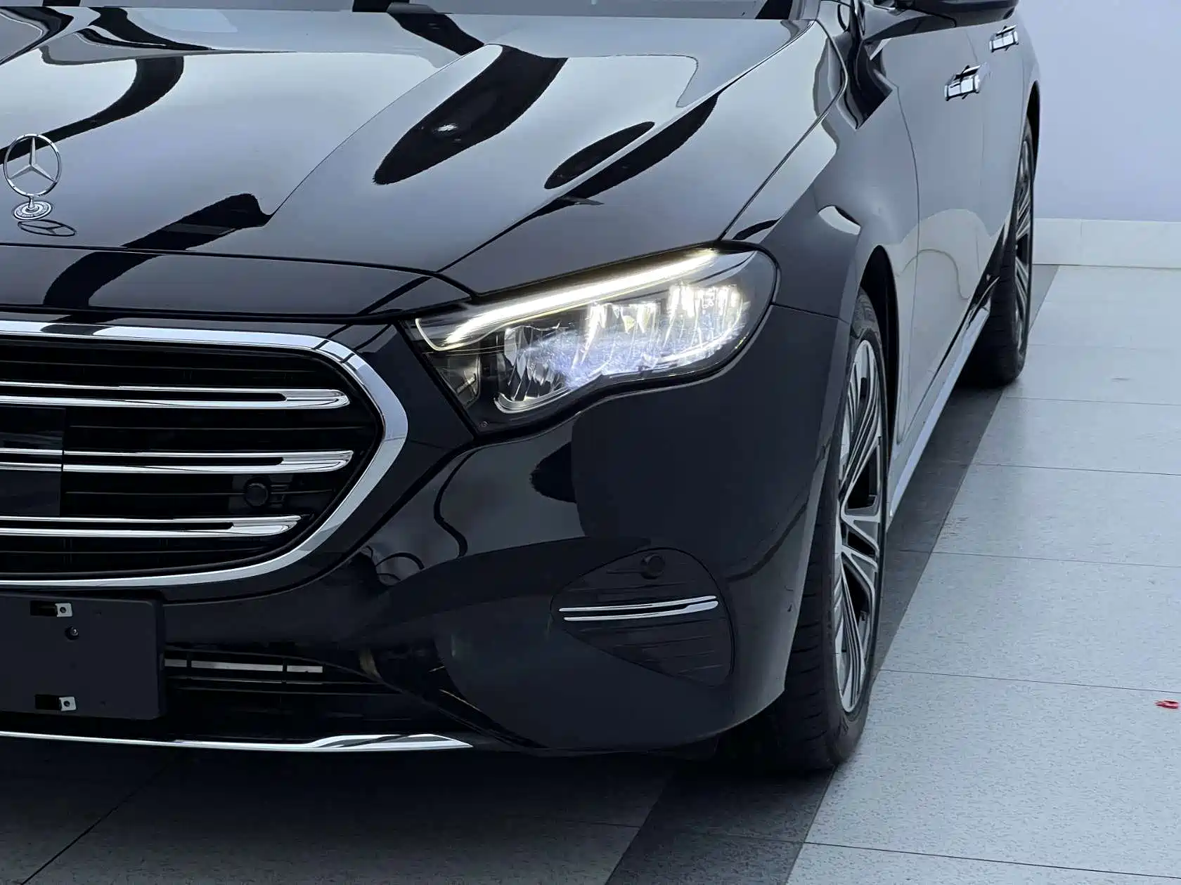 صورة 3 - Mercedes-Benz E-Class
