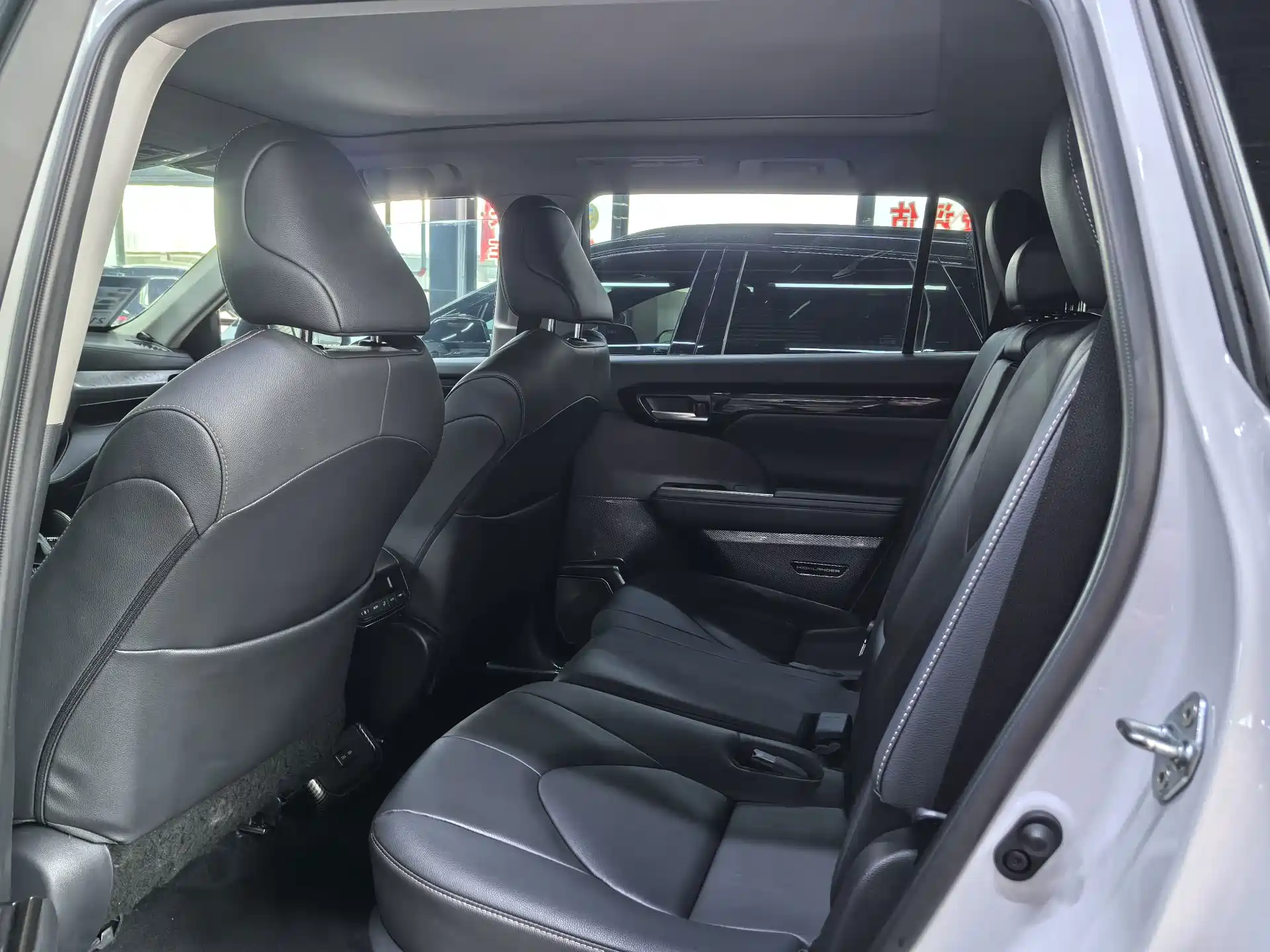 Photo 9 - Toyota Highlander