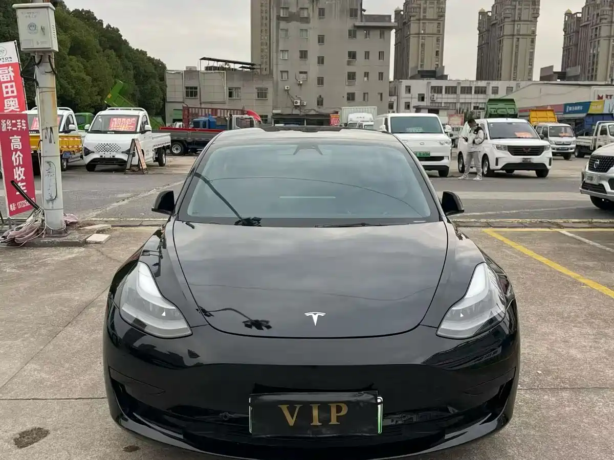 TESLA MODEL 3