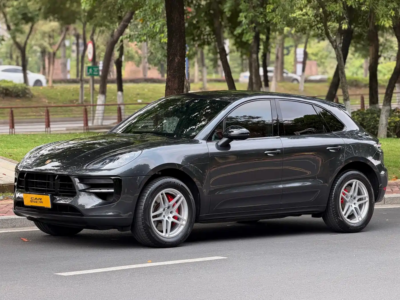PORSCHE MACAN