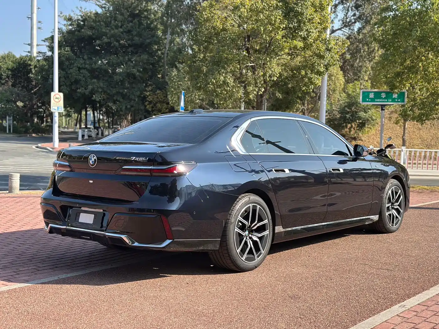 BMW 7 Series 2023 Model 735Li M Sport Package фото 9
