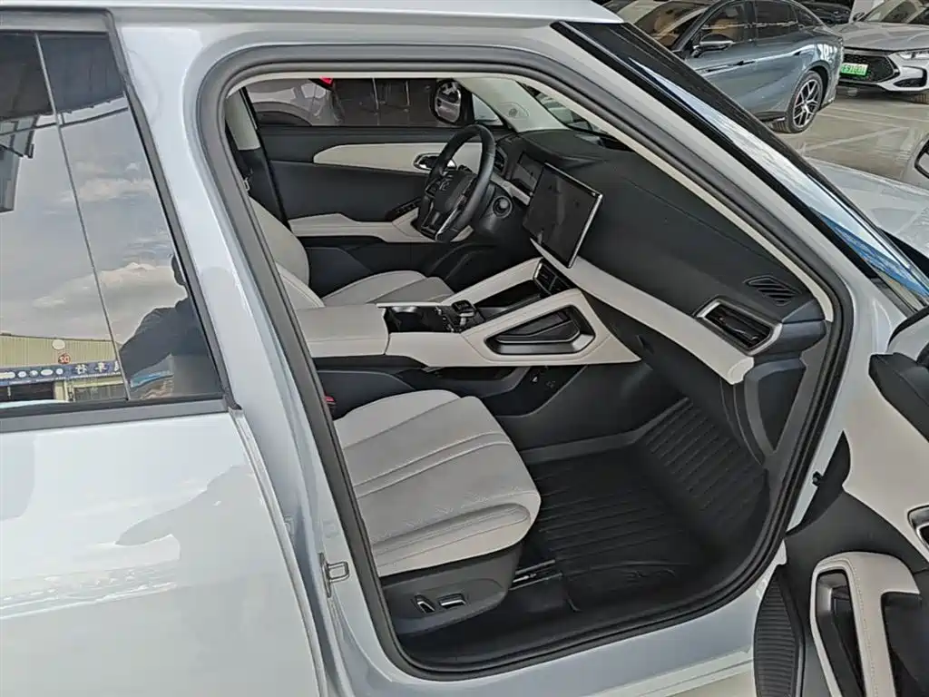 BYD Yuan UP 2024 401KM Surpass Edition фото 25