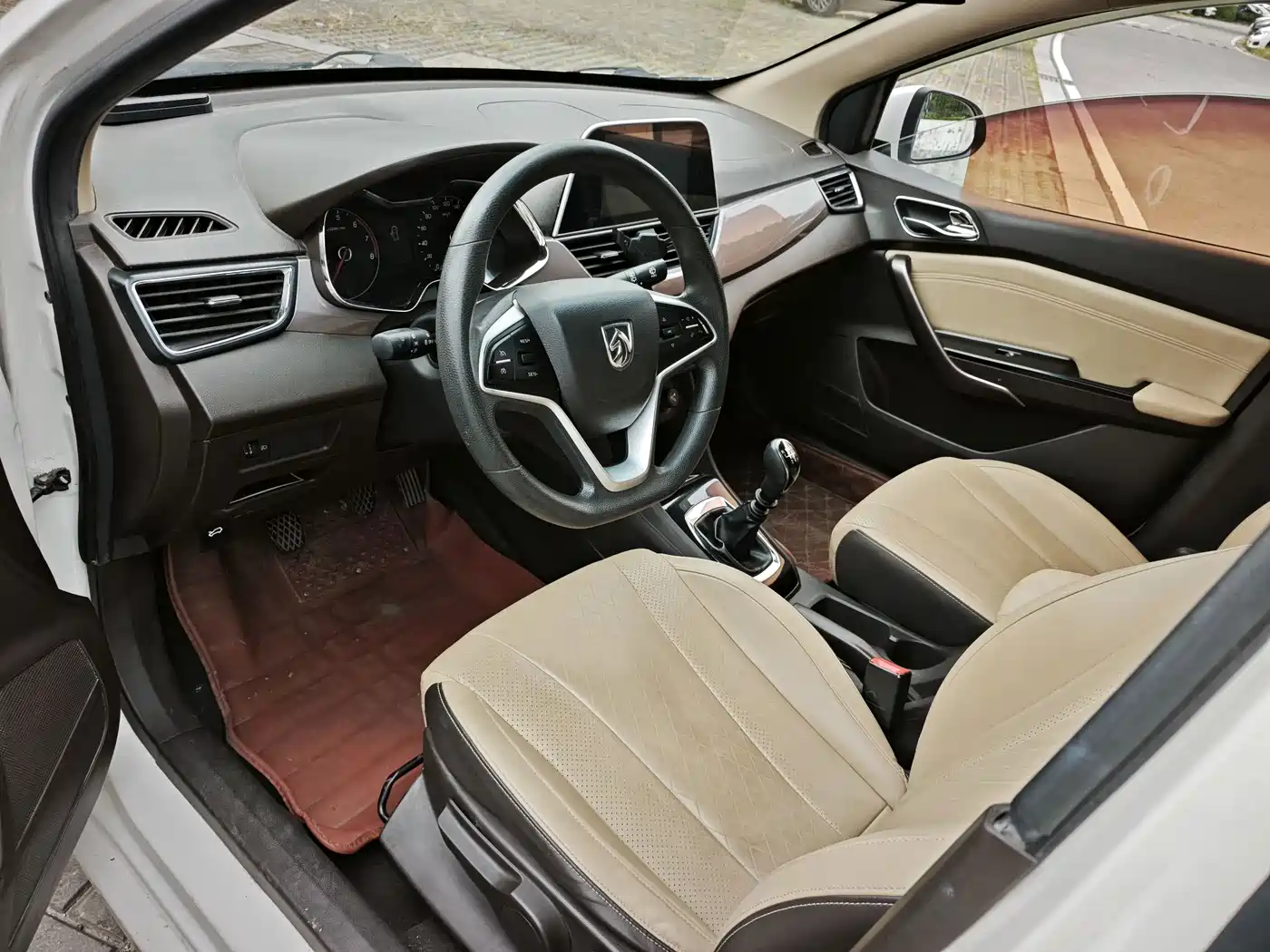 Baojun 310W 2017 2017 1.5L Manual Fashion Edition (China V)