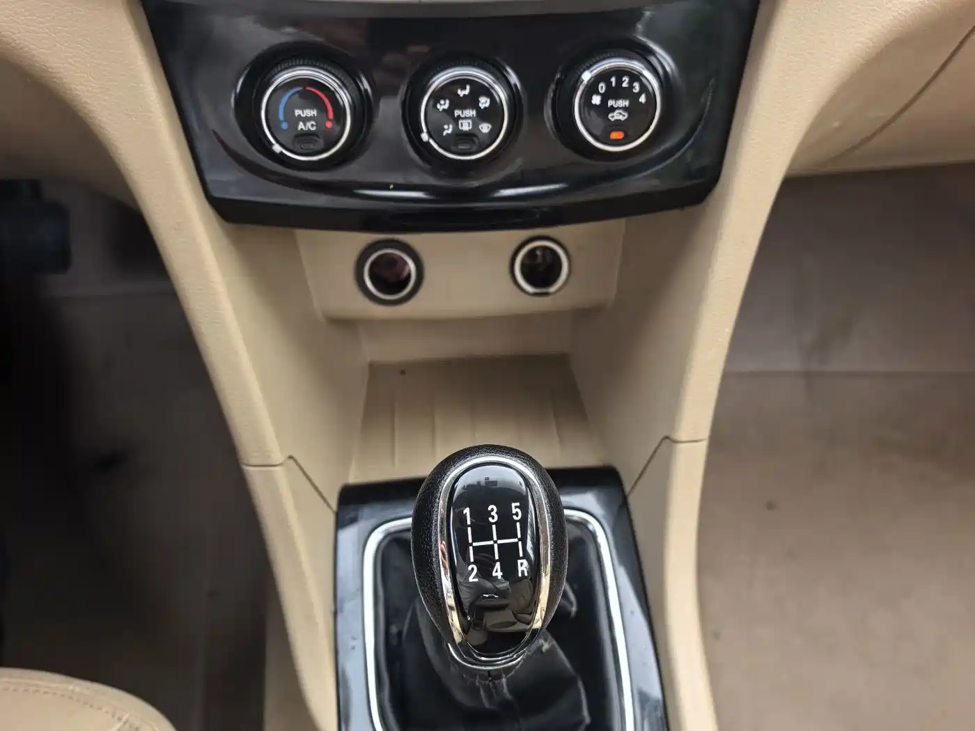 Baojun 730 2015 2016 1.5L Manual Comfort 7-seater China V