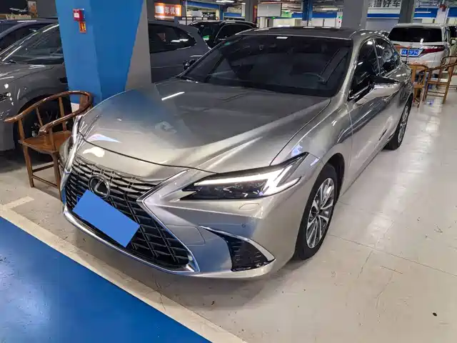 Lexus ES 2025