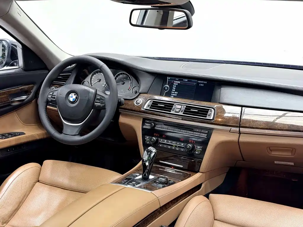Фото 16 - BMW 7 Series
