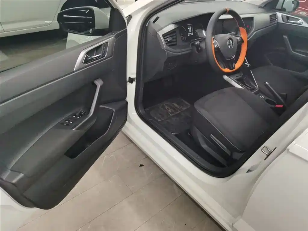 Volkswagen Polo 2019 Plus 1.5L Automatic Panorama Enjoyment Edition фото 16