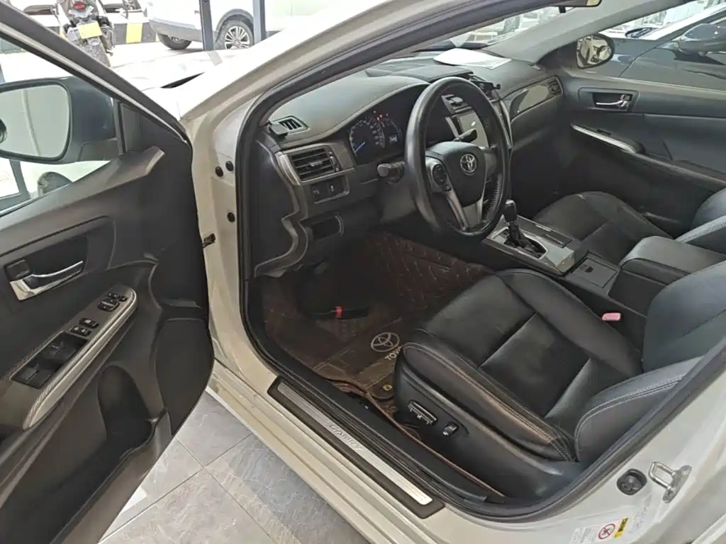 Photo 16 - Toyota Camry