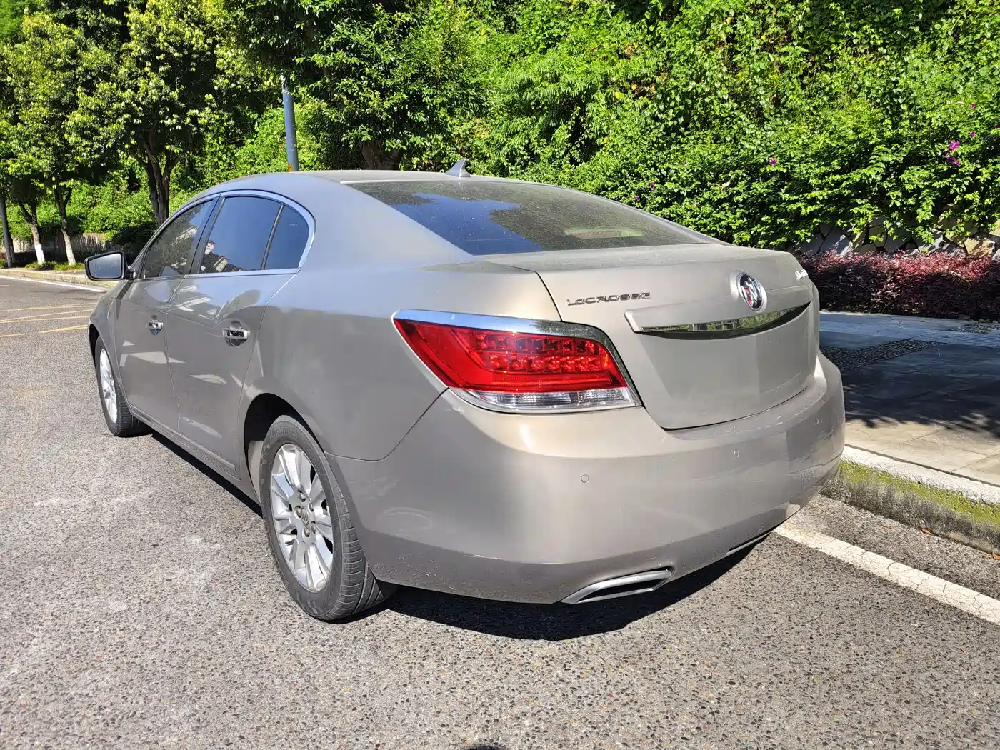 Photo 6 - Buick LaCrosse