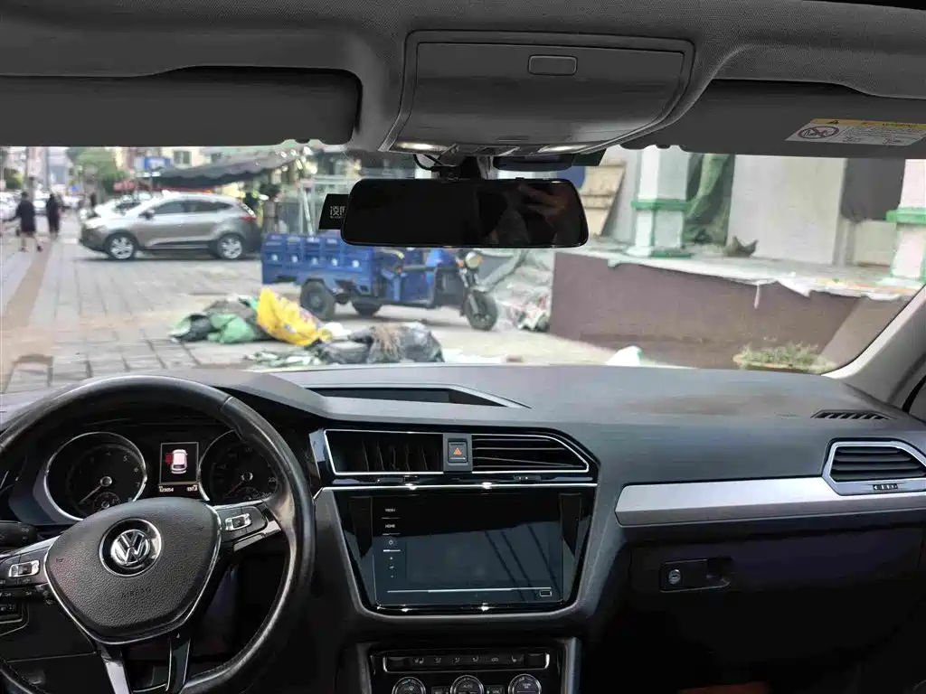 Photo 7 - Volkswagen Tiguan L