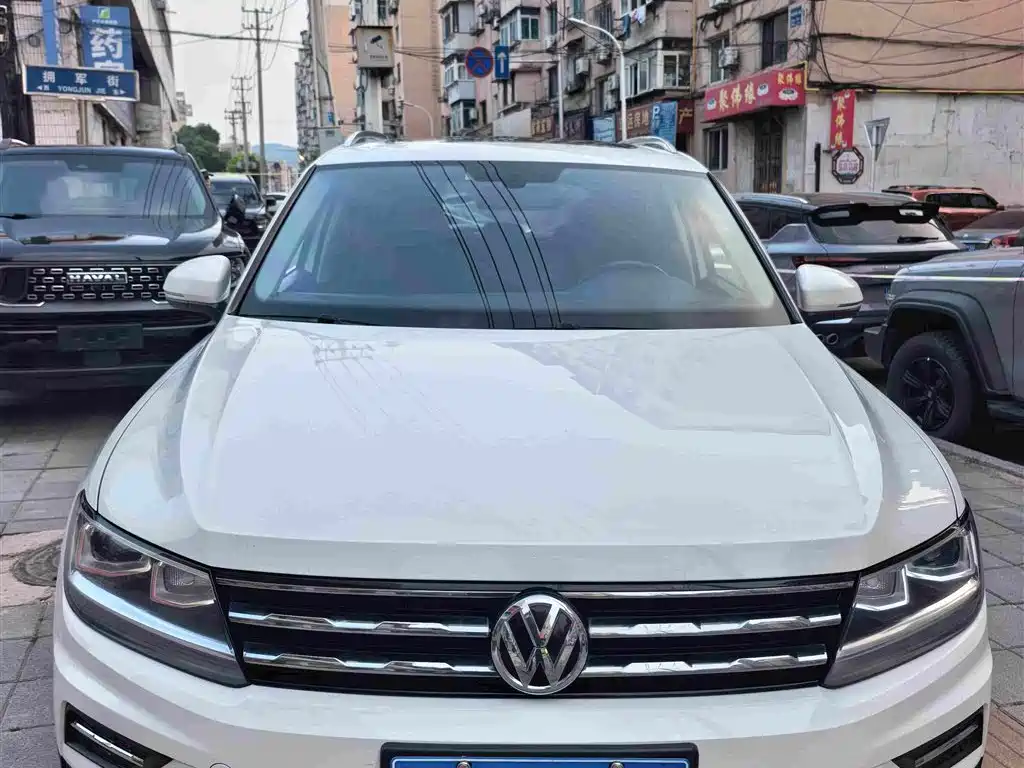 Photo 1 - Volkswagen Tiguan L