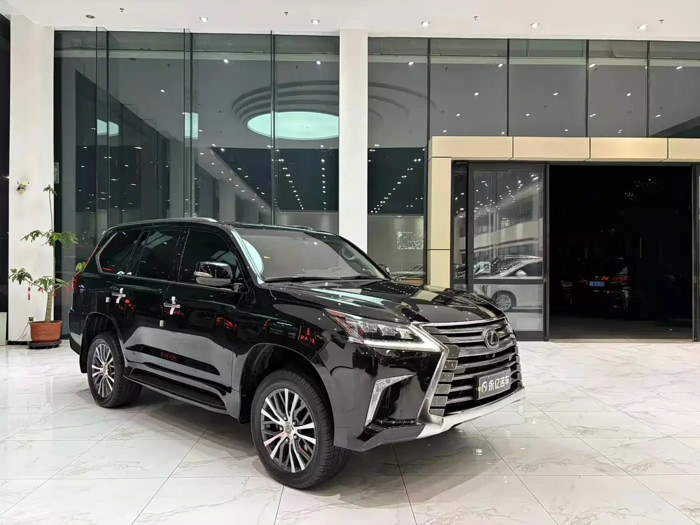 Фото 3 - Lexus LX
