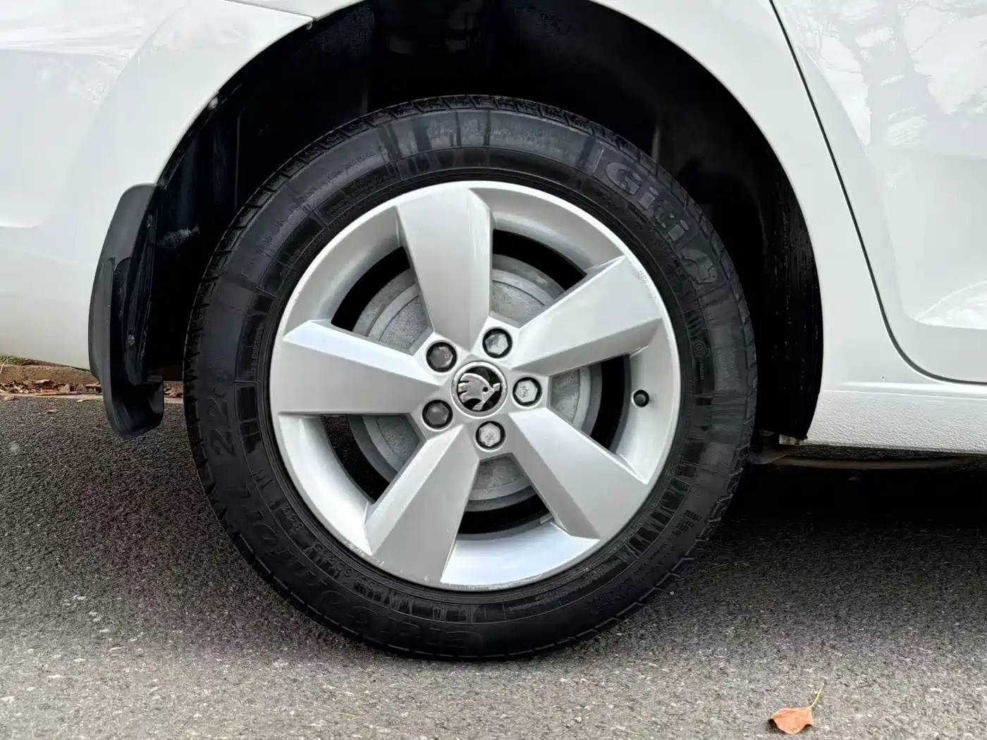 Škoda Rapid 2016 1.6L Manual Pioneer Edition фото 22