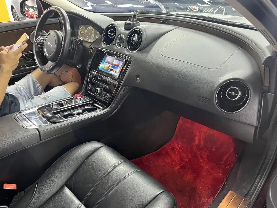 JAGUAR XJ