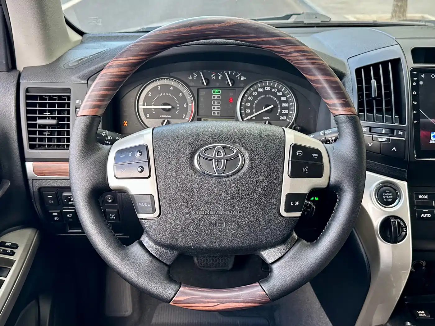 Toyota Land Cruiser (Import) 2015 4.0L V6 Middle East Low Configuration Edition фото 9