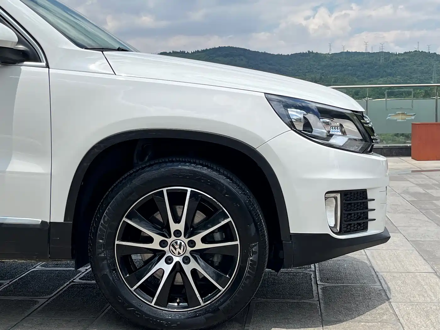 VOLKSWAGEN TIGUAN