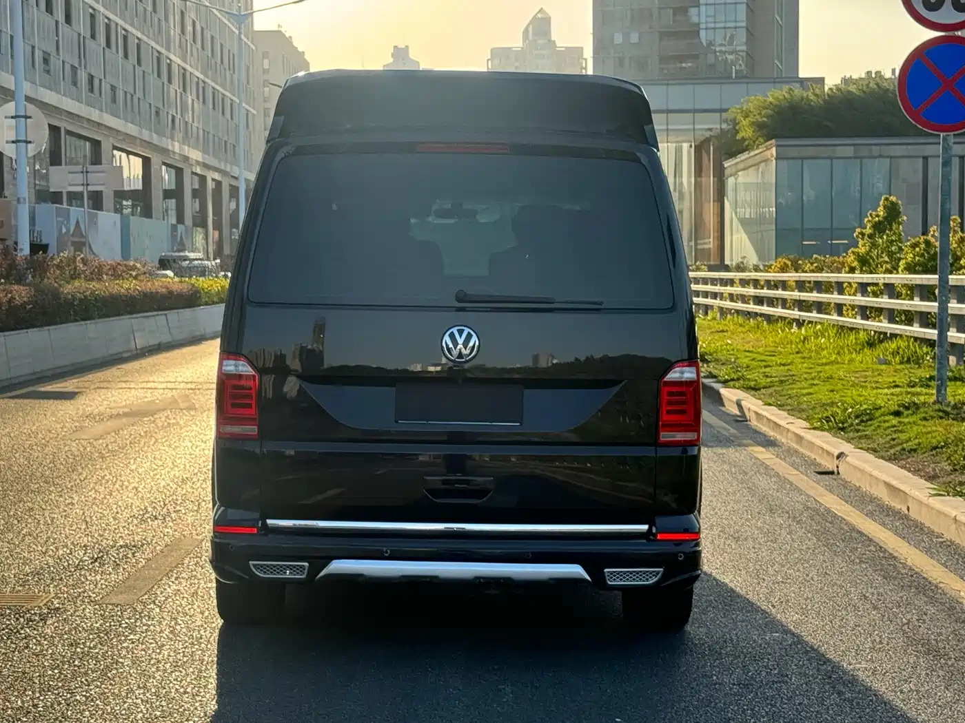 Volkswagen Multivan 2017 2.0TSI AWD Premium Edition 7-Seater фото 5