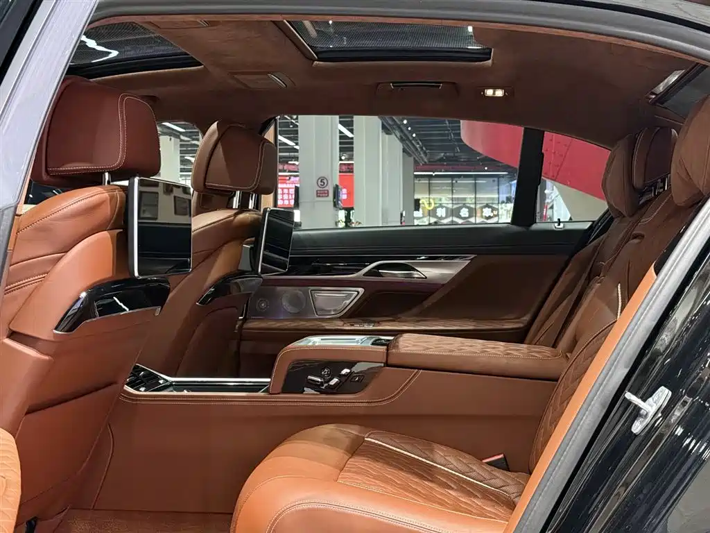 BMW 7 Series 2021 Model 740Li xDrive Executive M Sport Package фото 17