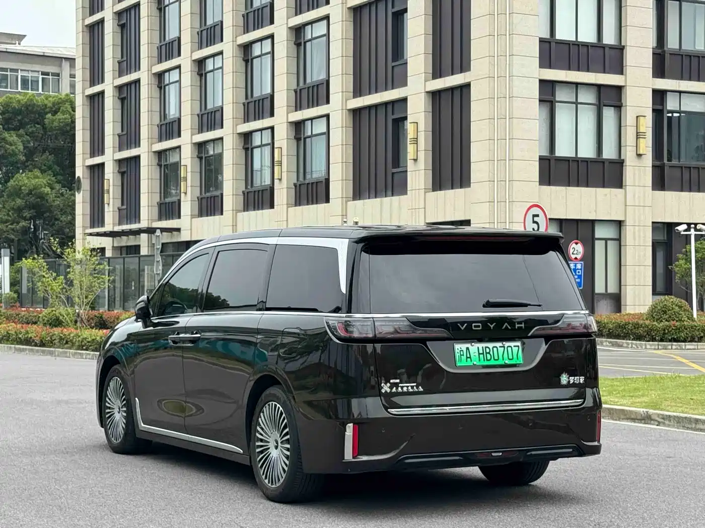 Voyah Auto Voyah Dreamer 2025 PHEV 4WD Kunpeng Premium Edition фото 6
