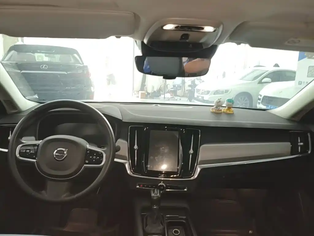 Фото 10 - Volvo S90