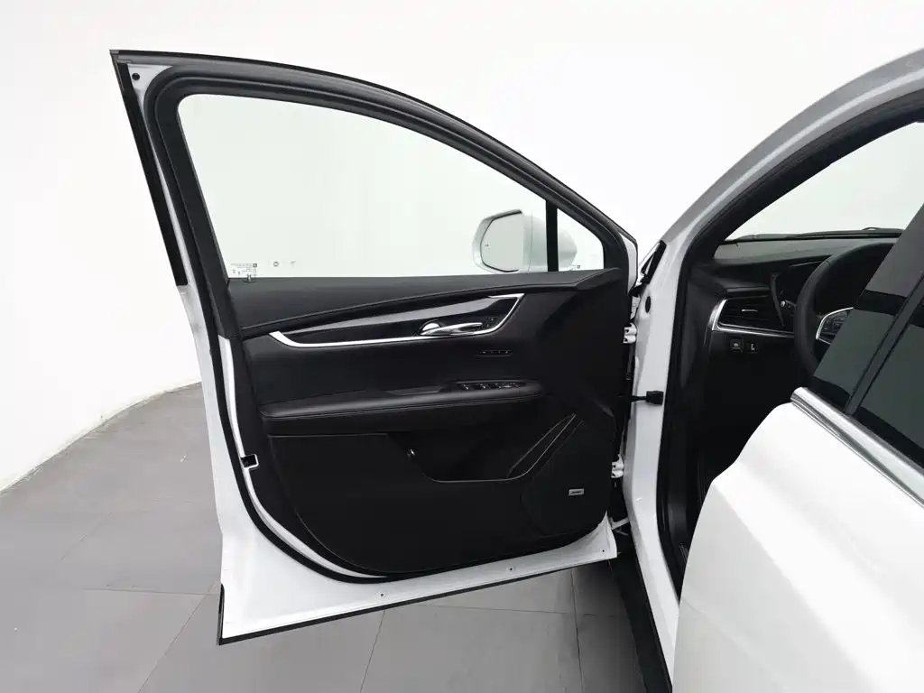 Photo 8 - Cadillac XT5