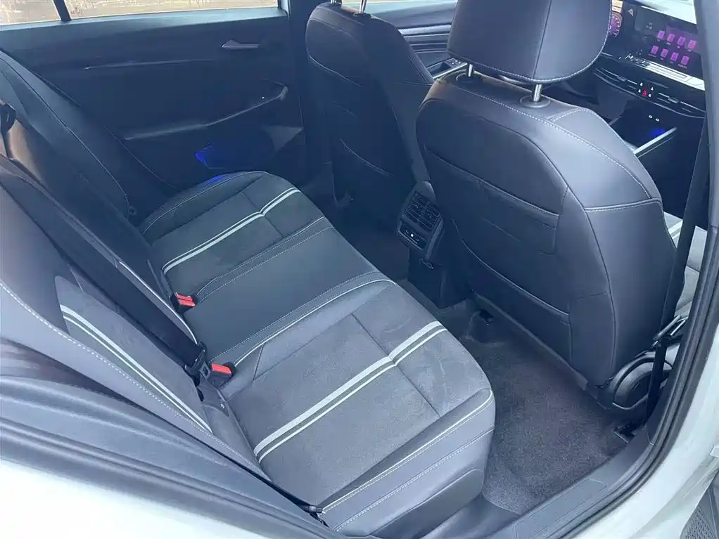 Volkswagen Golf 2023 280TSI DSG R-Line Lite фото 23