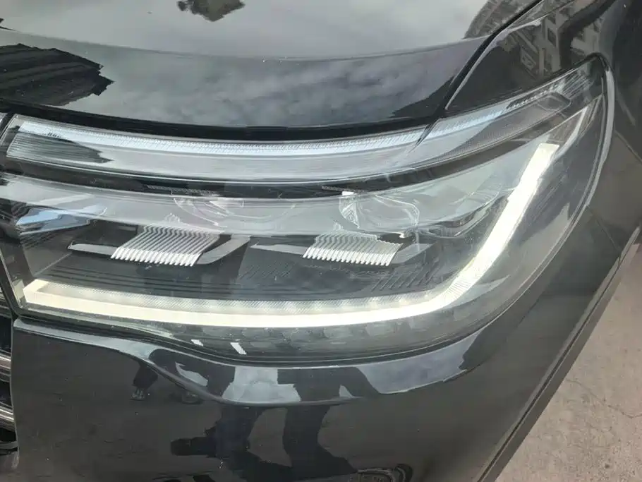 Photo 5 - Ford Explorer