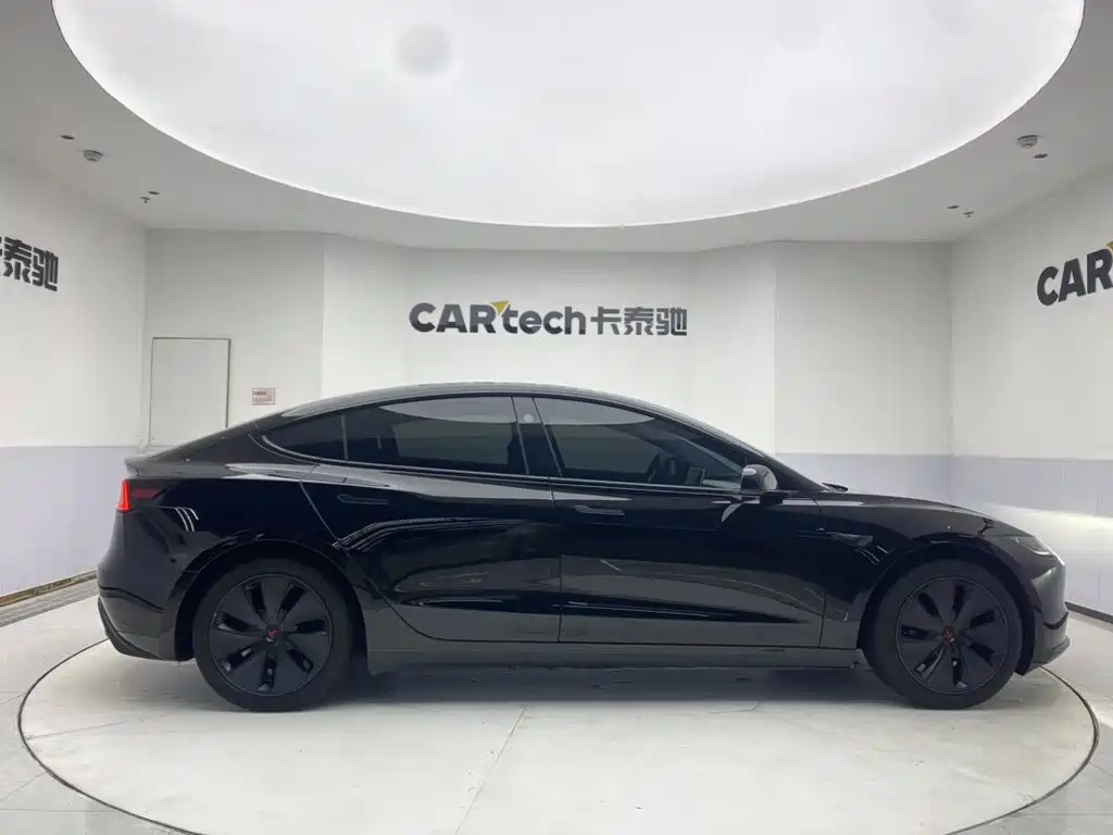Фото 4 - Tesla Model 3