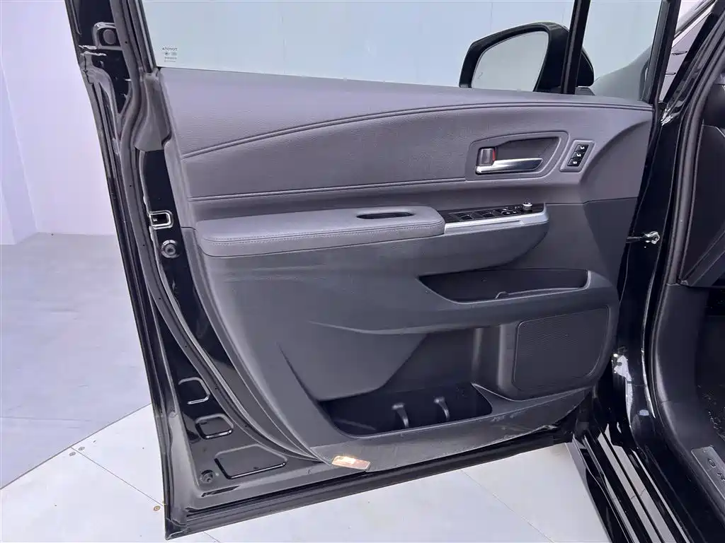Toyota Granvia 2022 Model Year 2.5L Hybrid Flagship Edition фото 16