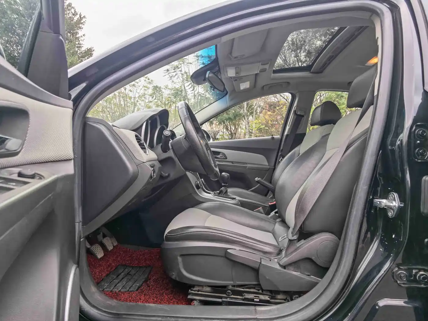 Chevrolet Cruze 2013 1.6L SL Sunroof MT фото 4