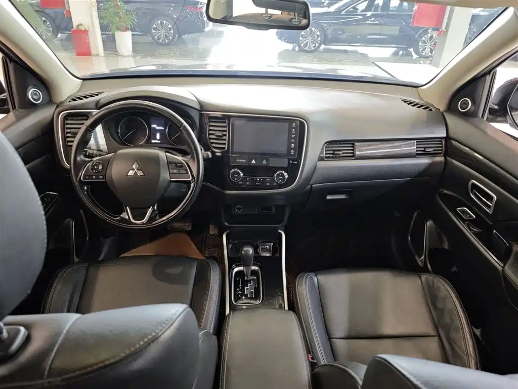MITSUBISHI OUTLANDER