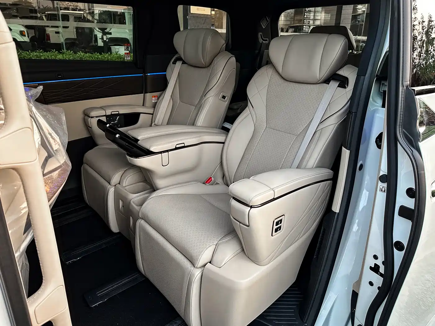 Toyota Alphard 2025 Hybrid 2.5L Ultimate Gold Edition фото 8
