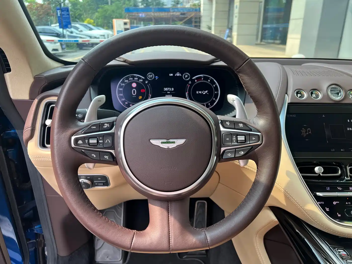 ASTON MARTIN DBX