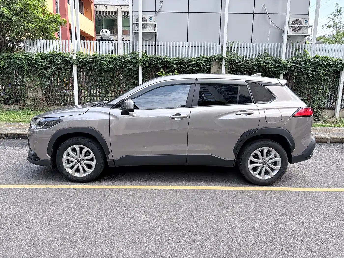 Toyota Frontlander 2023 2.0L CVT Leading Edition фото 9