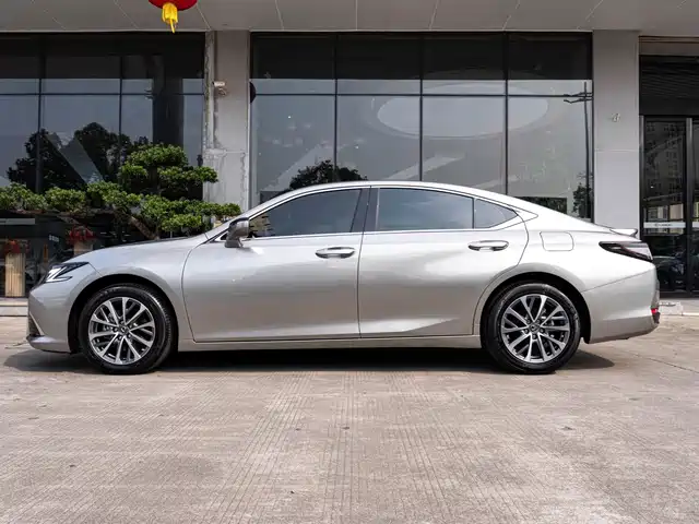 Lexus ES 2025 300h Ultimate Edition — фото 4
