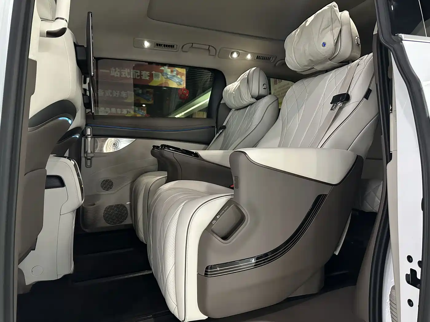 Denza D9 2023 2022 DM-i 970 AWD Flagship