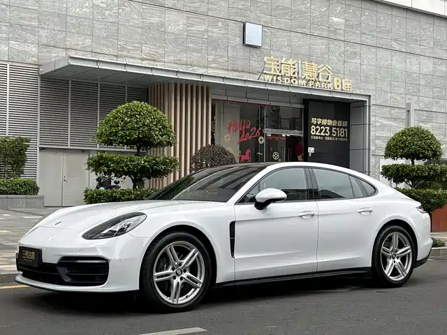 PORSCHE PANAMERA