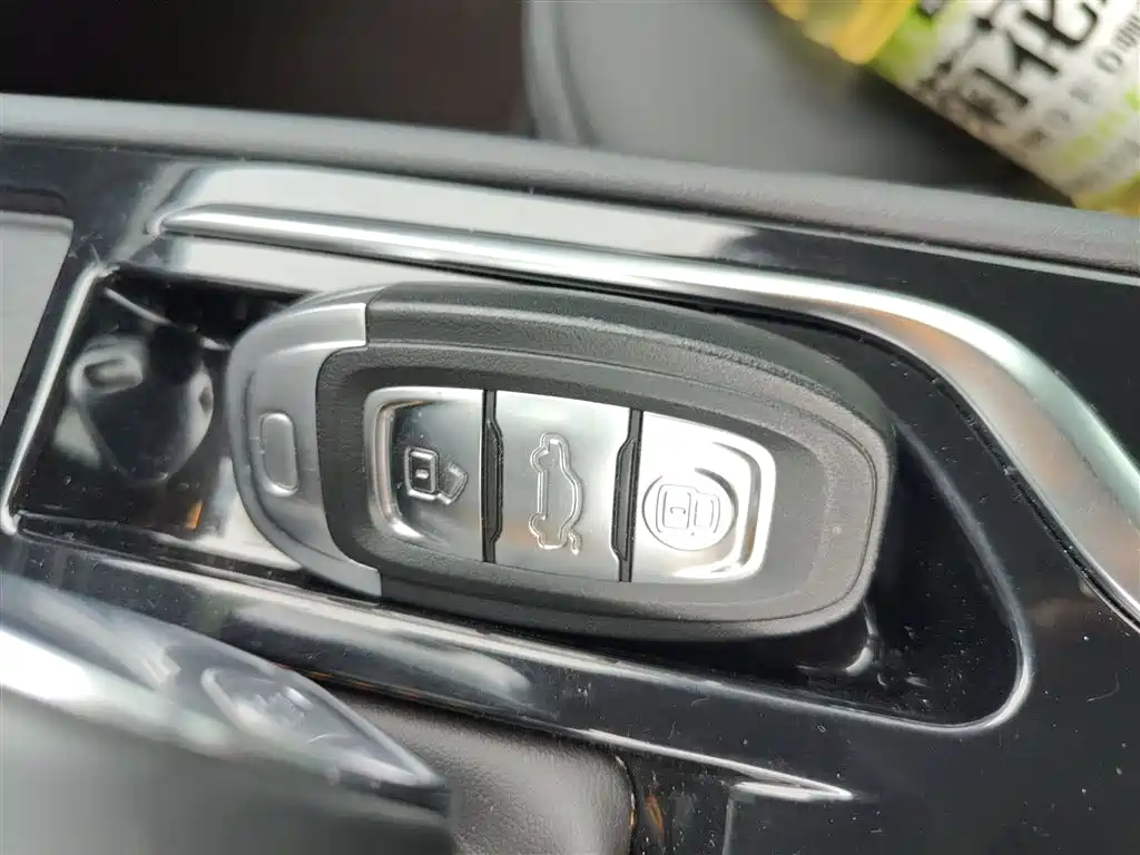 Hongqi E-QM5 2023 Facelift Basic Travel Edition фото 12