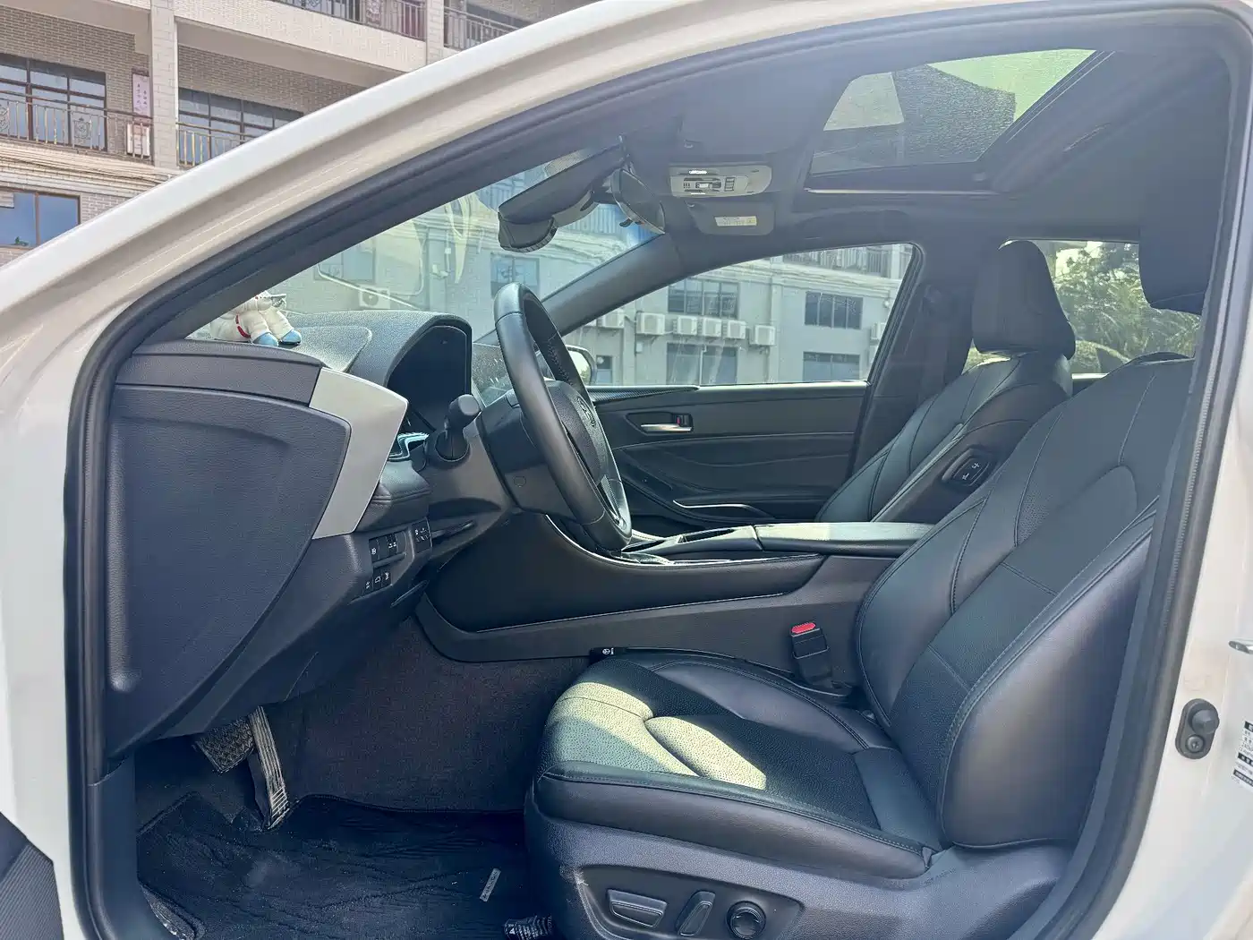 Toyota Avalon 2023 Hybrid 2.5L Luxury Edition фото 5