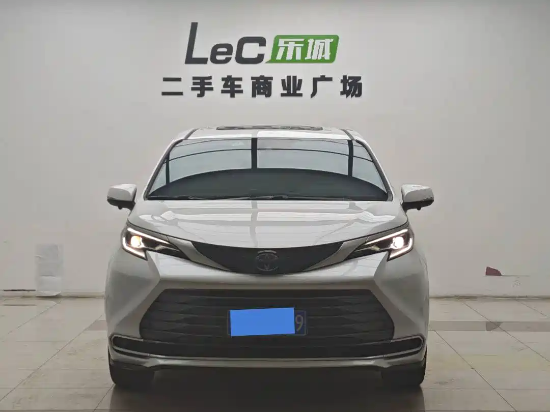 Toyota Sienna 2021 2.5L Hybrid Luxury Edition фото 2