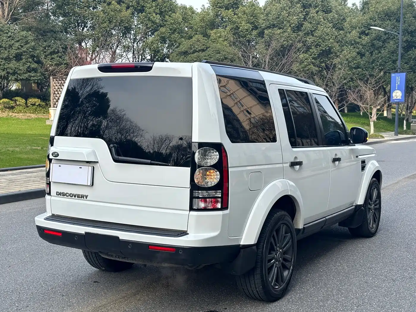 Land Rover Discovery 2015 3.0 SC V6 SE фото 4
