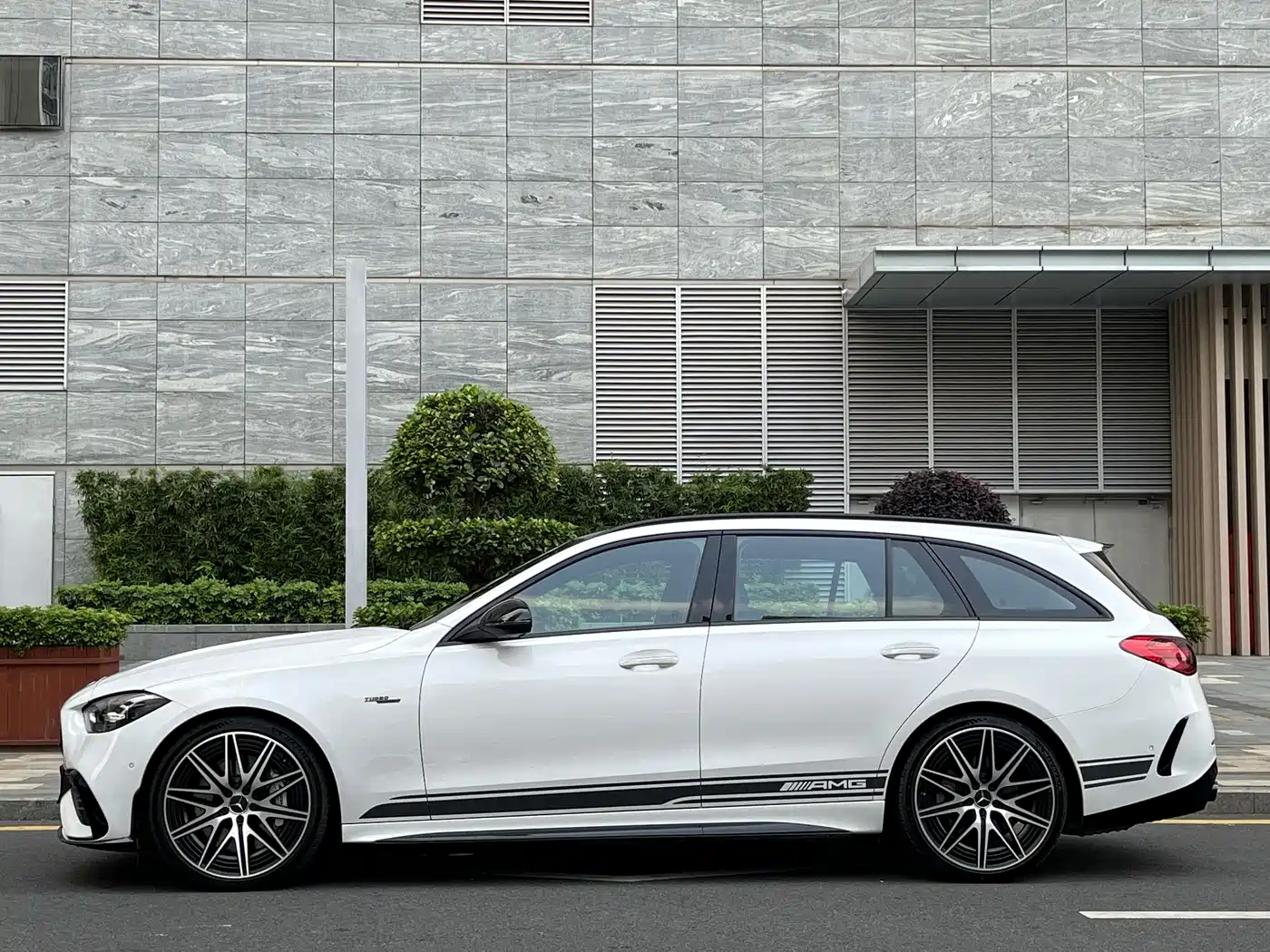 Mercedes-Benz C-Class AMG 2024 AMG C 43 4MATIC Wagon Special Edition фото 3