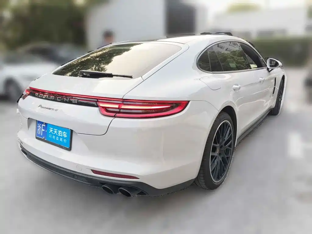 Photo 2 - Porsche Panamera