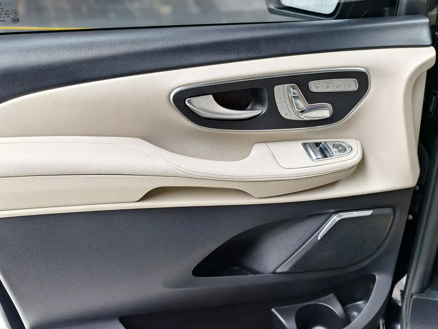 Mercedes-Benz V-Class 2022 V 260 L Long Wheelbase Luxury Edition фото 4