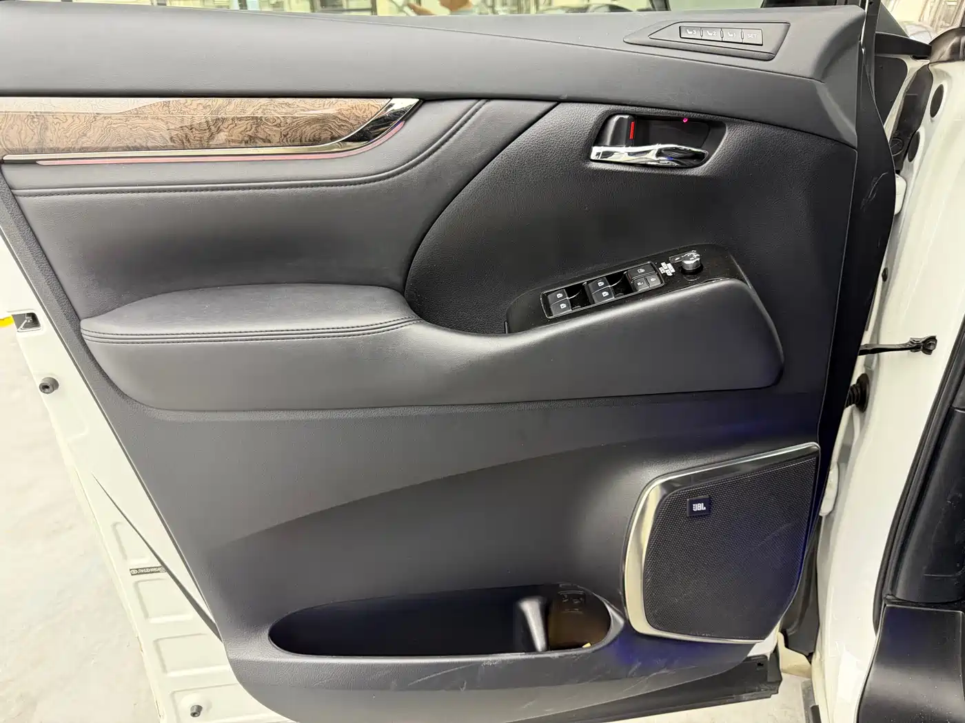 Toyota Alphard 2021 Hybrid 2.5L Premium фото 10