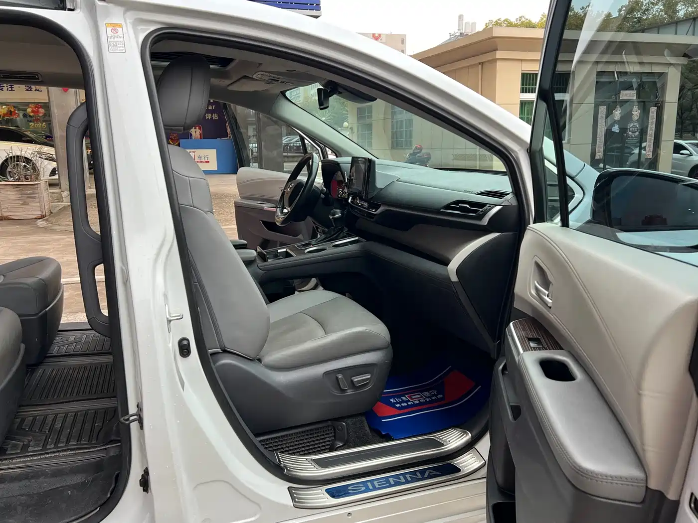 Toyota Sienna 2023 2.5L Hybrid Luxury Edition фото 30