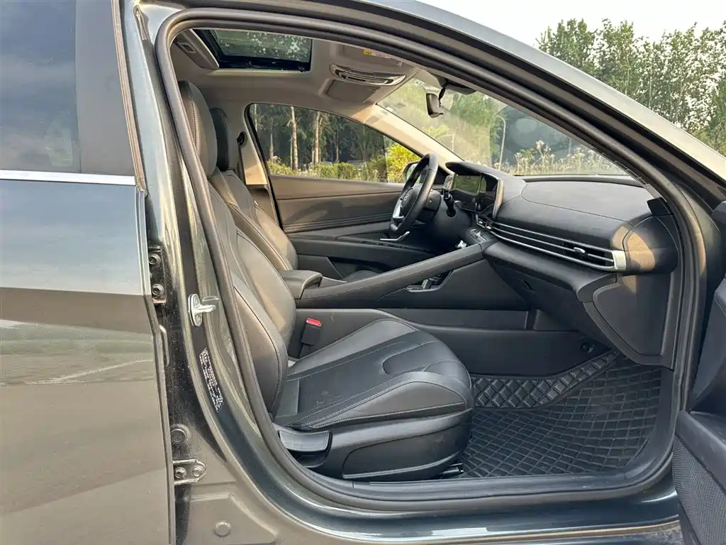 Hyundai Elantra 2023 Model 1.5L CVT LUX Premium Edition фото 15