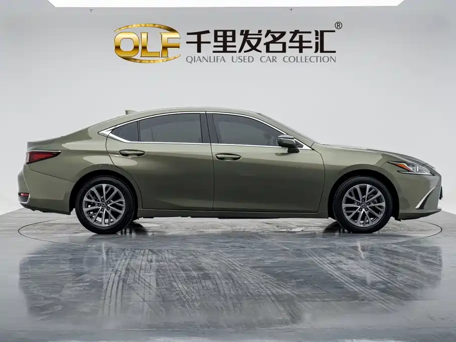 Photo 4 - Lexus ES